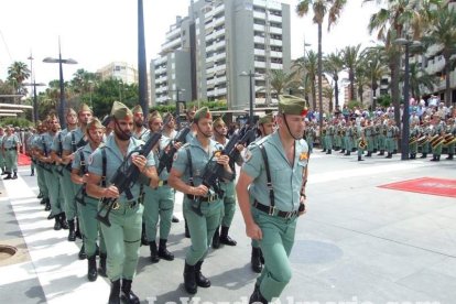 300 civiles juran bandera en el Día de las Fuerzas Armadas en la Rambla de Almería.
