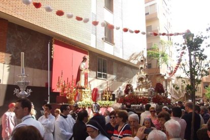 La iglesia de Almería vive su día grande con el Corpus. La salida de la Custodia de plata con el Santísimo fue recibido con una ‘petal