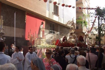 La iglesia de Almería vive su día grande con el Corpus. La salida de la Custodia de plata con el Santísimo fue recibido con una ‘petal