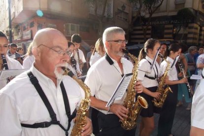 La iglesia de Almería vive su día grande con el Corpus. La salida de la Custodia de plata con el Santísimo fue recibido con una ‘petal