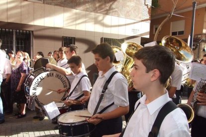 La iglesia de Almería vive su día grande con el Corpus. La salida de la Custodia de plata con el Santísimo fue recibido con una ‘petal