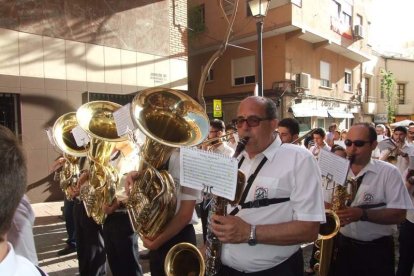 La iglesia de Almería vive su día grande con el Corpus. La salida de la Custodia de plata con el Santísimo fue recibido con una ‘petal