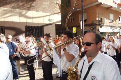 La iglesia de Almería vive su día grande con el Corpus. La salida de la Custodia de plata con el Santísimo fue recibido con una ‘petal
