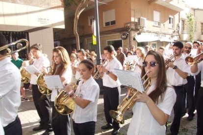 La iglesia de Almería vive su día grande con el Corpus. La salida de la Custodia de plata con el Santísimo fue recibido con una ‘petal