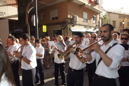 La iglesia de Almería vive su día grande con el Corpus. La salida de la Custodia de plata con el Santísimo fue recibido con una ‘petal