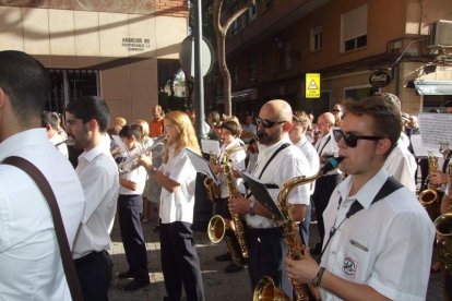 La iglesia de Almería vive su día grande con el Corpus. La salida de la Custodia de plata con el Santísimo fue recibido con una ‘petal