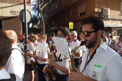 La iglesia de Almería vive su día grande con el Corpus. La salida de la Custodia de plata con el Santísimo fue recibido con una ‘petal