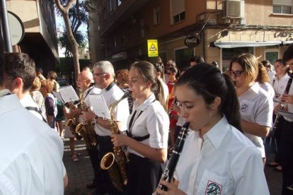 La iglesia de Almería vive su día grande con el Corpus. La salida de la Custodia de plata con el Santísimo fue recibido con una ‘petal
