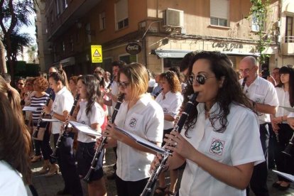 La iglesia de Almería vive su día grande con el Corpus. La salida de la Custodia de plata con el Santísimo fue recibido con una ‘petal