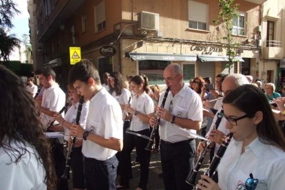 La iglesia de Almería vive su día grande con el Corpus. La salida de la Custodia de plata con el Santísimo fue recibido con una ‘petal