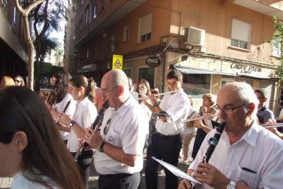 La iglesia de Almería vive su día grande con el Corpus. La salida de la Custodia de plata con el Santísimo fue recibido con una ‘petal