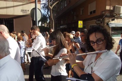 La iglesia de Almería vive su día grande con el Corpus. La salida de la Custodia de plata con el Santísimo fue recibido con una ‘petal
