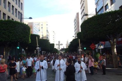 La iglesia de Almería vive su día grande con el Corpus. La salida de la Custodia de plata con el Santísimo fue recibido con una ‘petal