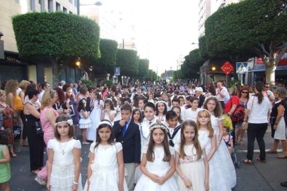 La iglesia de Almería vive su día grande con el Corpus. La salida de la Custodia de plata con el Santísimo fue recibido con una ‘petal