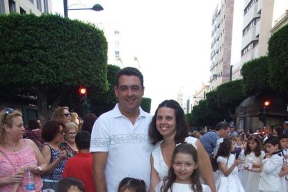 La iglesia de Almería vive su día grande con el Corpus. La salida de la Custodia de plata con el Santísimo fue recibido con una ‘petal