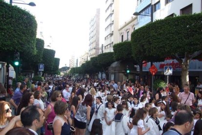 La iglesia de Almería vive su día grande con el Corpus. La salida de la Custodia de plata con el Santísimo fue recibido con una ‘petal