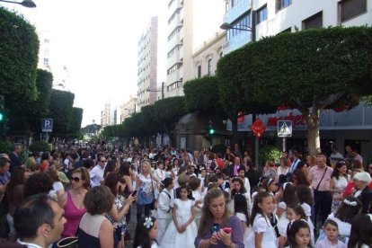 La iglesia de Almería vive su día grande con el Corpus. La salida de la Custodia de plata con el Santísimo fue recibido con una ‘petal