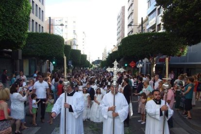 La iglesia de Almería vive su día grande con el Corpus. La salida de la Custodia de plata con el Santísimo fue recibido con una ‘petal