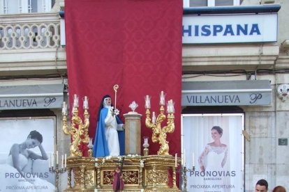 La iglesia de Almería vive su día grande con el Corpus. La salida de la Custodia de plata con el Santísimo fue recibido con una ‘petal