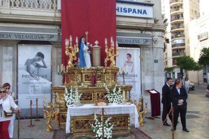 La iglesia de Almería vive su día grande con el Corpus. La salida de la Custodia de plata con el Santísimo fue recibido con una ‘petal