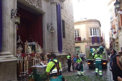 La iglesia de Almería vive su día grande con el Corpus. La salida de la Custodia de plata con el Santísimo fue recibido con una ‘petal