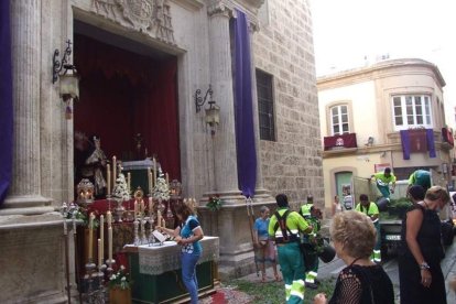 La iglesia de Almería vive su día grande con el Corpus. La salida de la Custodia de plata con el Santísimo fue recibido con una ‘petal
