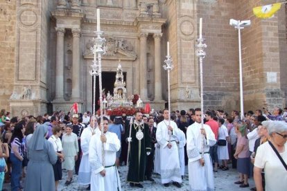 La iglesia de Almería vive su día grande con el Corpus. La salida de la Custodia de plata con el Santísimo fue recibido con una ‘petal
