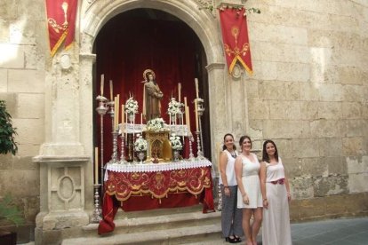 La iglesia de Almería vive su día grande con el Corpus. La salida de la Custodia de plata con el Santísimo fue recibido con una ‘petal