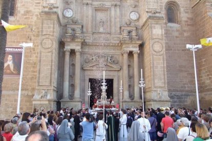 La iglesia de Almería vive su día grande con el Corpus. La salida de la Custodia de plata con el Santísimo fue recibido con una ‘petal