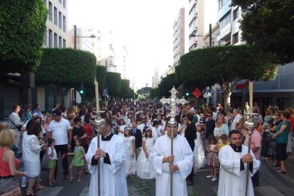 La iglesia de Almería vive su día grande con el Corpus. La salida de la Custodia de plata con el Santísimo fue recibido con una ‘petal