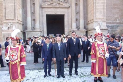 La iglesia de Almería vive su día grande con el Corpus. La salida de la Custodia de plata con el Santísimo fue recibido con una ‘petal