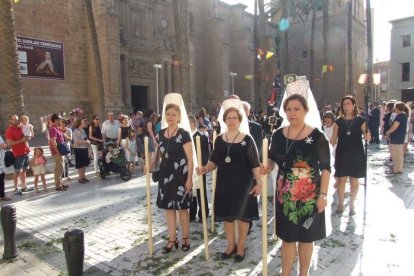 La iglesia de Almería vive su día grande con el Corpus. La salida de la Custodia de plata con el Santísimo fue recibido con una ‘petal