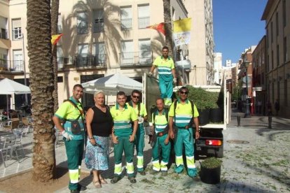La iglesia de Almería vive su día grande con el Corpus. La salida de la Custodia de plata con el Santísimo fue recibido con una ‘petal