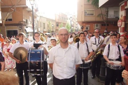 La iglesia de Almería vive su día grande con el Corpus. La salida de la Custodia de plata con el Santísimo fue recibido con una ‘petal