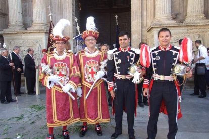La iglesia de Almería vive su día grande con el Corpus. La salida de la Custodia de plata con el Santísimo fue recibido con una ‘petal