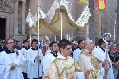 La iglesia de Almería vive su día grande con el Corpus. La salida de la Custodia de plata con el Santísimo fue recibido con una ‘petal