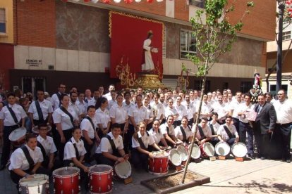La iglesia de Almería vive su día grande con el Corpus. La salida de la Custodia de plata con el Santísimo fue recibido con una ‘petal