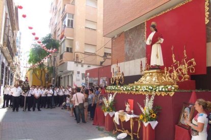 La iglesia de Almería vive su día grande con el Corpus. La salida de la Custodia de plata con el Santísimo fue recibido con una ‘petal