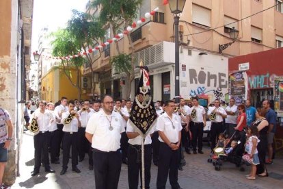 La iglesia de Almería vive su día grande con el Corpus. La salida de la Custodia de plata con el Santísimo fue recibido con una ‘petal