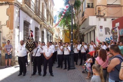 La iglesia de Almería vive su día grande con el Corpus. La salida de la Custodia de plata con el Santísimo fue recibido con una ‘petal