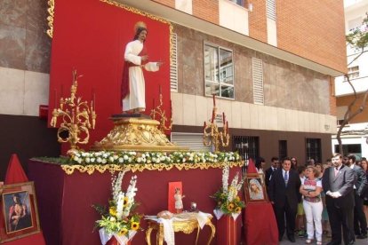 La iglesia de Almería vive su día grande con el Corpus. La salida de la Custodia de plata con el Santísimo fue recibido con una ‘petal