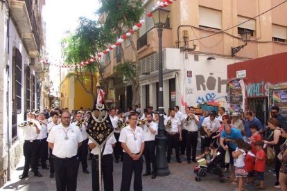 La iglesia de Almería vive su día grande con el Corpus. La salida de la Custodia de plata con el Santísimo fue recibido con una ‘petal
