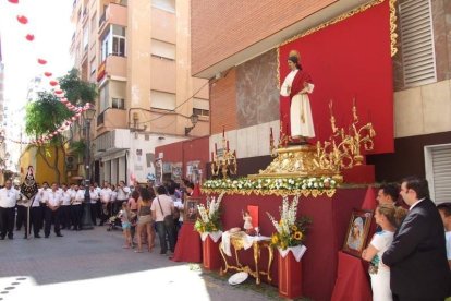 La iglesia de Almería vive su día grande con el Corpus. La salida de la Custodia de plata con el Santísimo fue recibido con una ‘petal