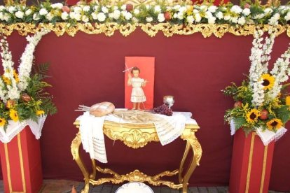La iglesia de Almería vive su día grande con el Corpus. La salida de la Custodia de plata con el Santísimo fue recibido con una ‘petal