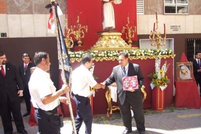 La iglesia de Almería vive su día grande con el Corpus. La salida de la Custodia de plata con el Santísimo fue recibido con una ‘petal