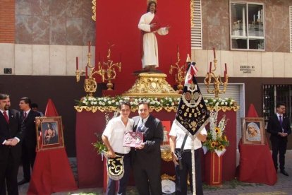 La iglesia de Almería vive su día grande con el Corpus. La salida de la Custodia de plata con el Santísimo fue recibido con una ‘petal
