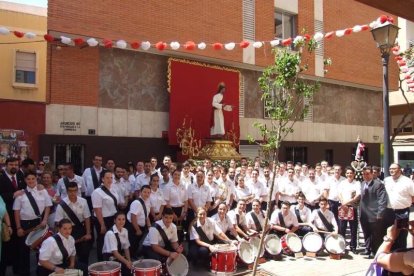 La iglesia de Almería vive su día grande con el Corpus. La salida de la Custodia de plata con el Santísimo fue recibido con una ‘petal