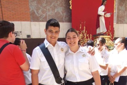 La iglesia de Almería vive su día grande con el Corpus. La salida de la Custodia de plata con el Santísimo fue recibido con una ‘petal