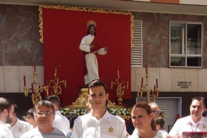 La iglesia de Almería vive su día grande con el Corpus. La salida de la Custodia de plata con el Santísimo fue recibido con una ‘petal