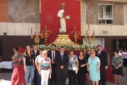 La iglesia de Almería vive su día grande con el Corpus. La salida de la Custodia de plata con el Santísimo fue recibido con una ‘petal
